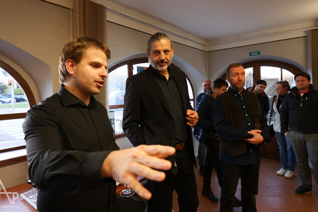 Vernisáž výstavy Tradice v detailech. Fasády z tvrdých omítek 1. poloviny 20. století, 30. října 2025, foto David Peltán.