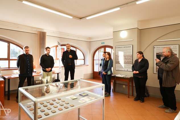 Vernisáž výstavy Tradice v detailech. Fasády z tvrdých omítek 1. poloviny 20. století, 30. října 2025, foto David Peltán.