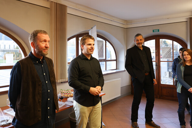 Vernisáž výstavy Tradice v detailech. Fasády z tvrdých omítek 1. poloviny 20. století, 30. října 2025, foto David Peltán.