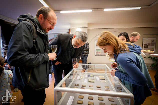 Vernisáž výstavy Tradice v detailech. Fasády z tvrdých omítek 1. poloviny 20. století, 30. října 2025, foto David Peltán.