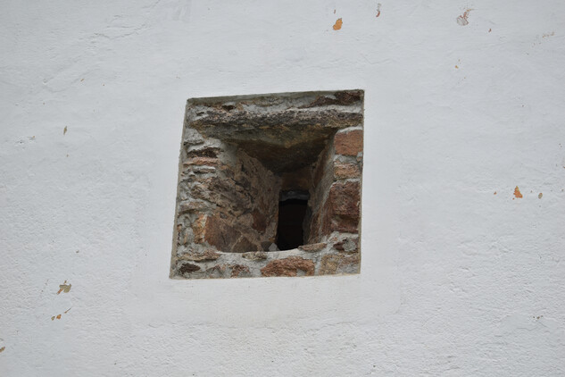 Krnín, sýpka, středověké štěrbinové okno