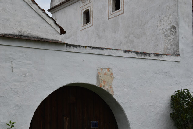 Krnín, brána, detail pozdně gotické výzdoby