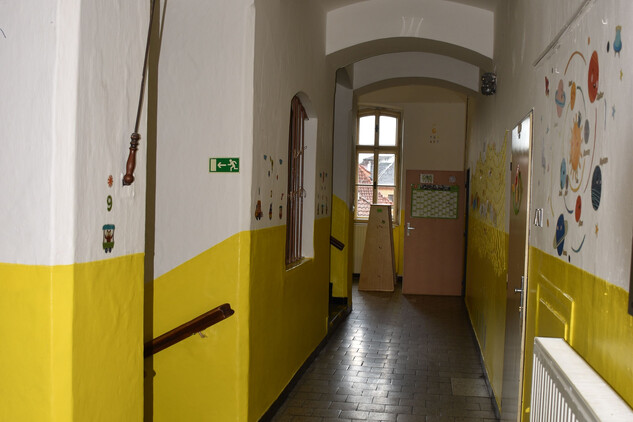 Netolice, škola, interiér, školní zvonek umístěný ve středu budovy