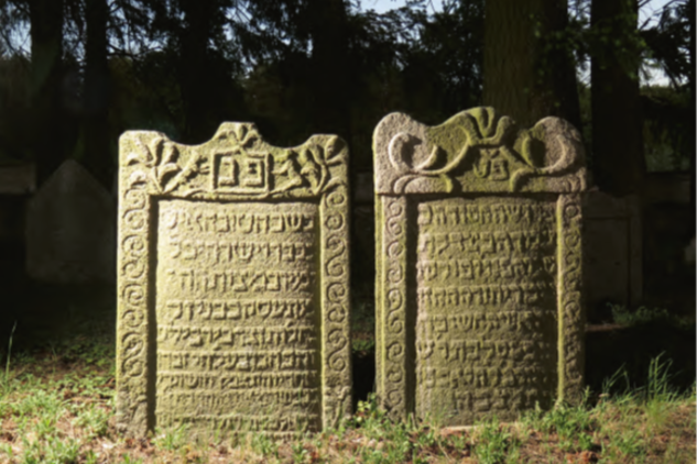 Milevsko, okr. Písek, židovský hřbitov, náhrobky Wolfa, syna Alexandra, a jeho manželky Pesl, 1729 a 1726, č. 52 a 51, foto: autorka, 2016