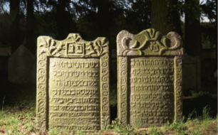 Milevsko, okr. Písek, židovský hřbitov, náhrobky Wolfa, syna Alexandra, a jeho manželky Pesl, 1729 a 1726, č. 52 a 51, foto: autorka, 2016