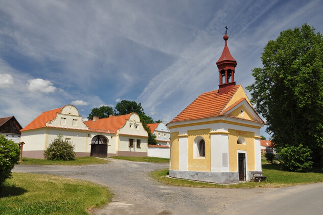 Krasovice, náves s kaplí sv. Jana Nepomuckého.