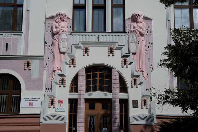 Česká státní průmyslová škola v Českých Budějovicích, 1908–1910 - vrcholný doklad geometrické secese v kraji