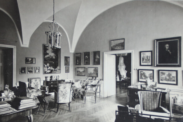 Jindřichův Hradec, salon v nově rekonstruovaném Jáchymově stavení, kolem 1916. ÚDU AV ČR, Sbírka historické fotografie