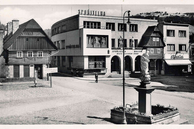 Železný Brod, severní strana náměstí po výstavbě spořitelny a sousedního soukromého domu Aloise Dittricha. Dobová pohlednice, konec 30. let