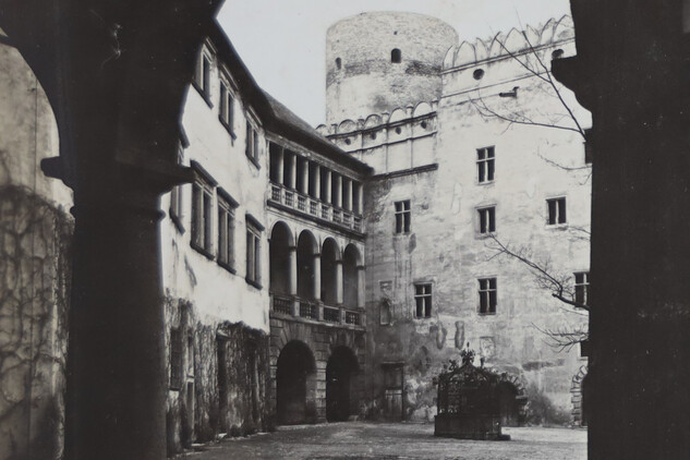 Jindřichův Hradec, třetí zámecké nádvoří, kolem 1916. ÚDU AV ČR, Sbírka historické fotografie