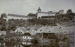Rožmberk nad Vltavou, zástavba podhradí s objektem synagogy (uprostřed se čtyřmi vikýři na střeše), v pozadí nový zámek a věž Jakobínka. ÚDU AV ČR, Sbírka historické fotografie Rožmberk nad Vltavou, zástavba podhradí s objektem synagogy (uprostřed se čtyřmi vikýři na střeše), v pozadí nový zámek a věž Jakobínka. ÚDU AV ČR, Sbírka historické fotografie