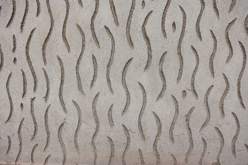 Týn nad Vltavou, Základní škola Týn nad Vltavou, Malá Strana (dříve Základní devítiletá škola), detail rýhované omítky, foto David Peltán, 2024