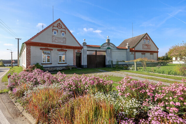 Záluží u Vlastiboře, venkovská usedlost čp. 12, úprava pojetí fasády průčelí z roku 1928, foto David Peltán, 2024
