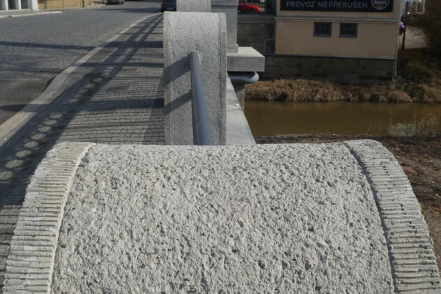 Tyršův most v Jaroměři, kamenná omítka sloupků | © NPÚ, ÚOP v Josefově, Jiří Balský 2019