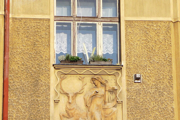Hakaufův dvůr v Náchodě, detail štukové výzdoby fasády a původní okna | © NPÚ, ÚOP v Josefově, foto Adam Zezula 2015