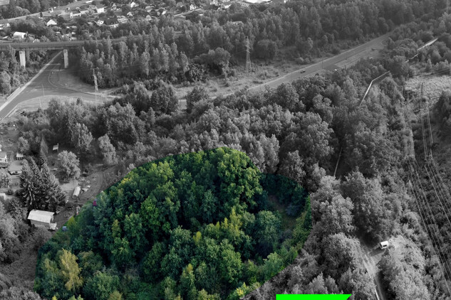 Letecký snímek od severu. V popředí poloha Burgberk, v pozadí Královské Poříčí a město Sokolov. Zdroj: NPÚ, ÚOP v Lokti.