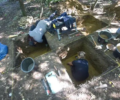 Archeologické práce v plném proudu v roce 2025 na téměř totožném místě jako před 40 lety. Zdroj: NPÚ, ÚOP v Lokti