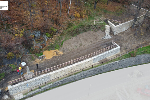 Stavba po dokončení. Oprava zdiv v místech zaniklého kostela sv. Jana Křtitele v Lokti. | © NPÚ Loket