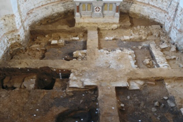 Archeologicky odkryté pozůstatky románského presbytáře kostela narození Panny Marie ve Stěbořicích (Foto Jindřich Hlas, 2026).