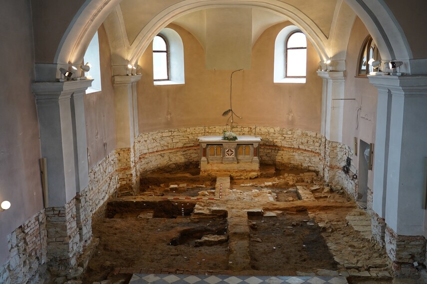 Archeologický výzkum kostela Narození Panny Marie ve Stěbořicích (Foto Michal Zezula, 2026).