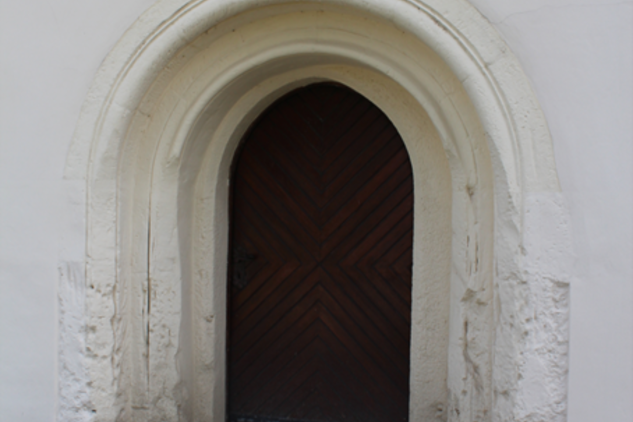 Románský portál kostela Narození Panny Marie ve Stěbořicích (Foto Michal Zezula, 2012).