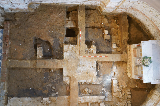 Archeologicky odkryté pozůstatky románského presbytáře kostela narození Panny Marie ve Stěbořicích (Foto Michal Zezula, 2026).