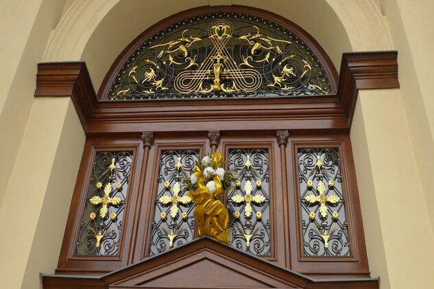 Detail hlavních dvoukřídlých vstupních dveří po restaurování, foto A. Stanieková 2016