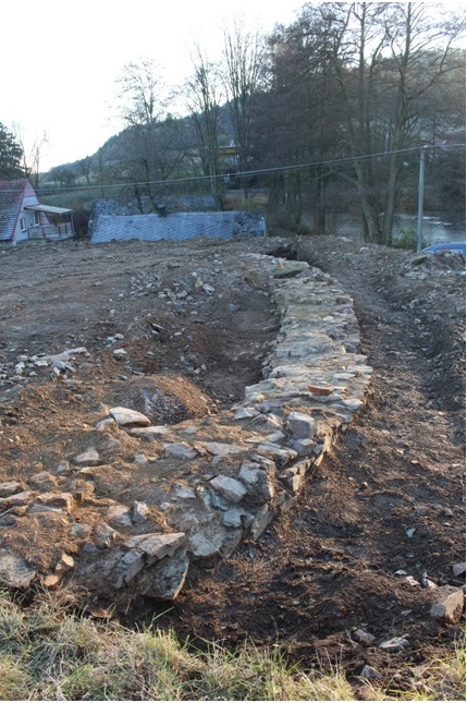 Vidice, areál středověkého tvrziště, část archeologického nálezu fortifikace tvrze, stav v roce 2016