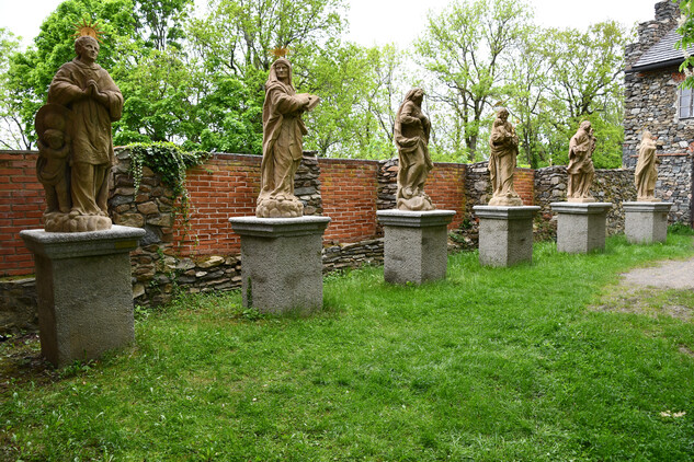 Klenová, areál hradu a zámku, soubor šesti soch. Foto: Národní památkový ústav, 2025