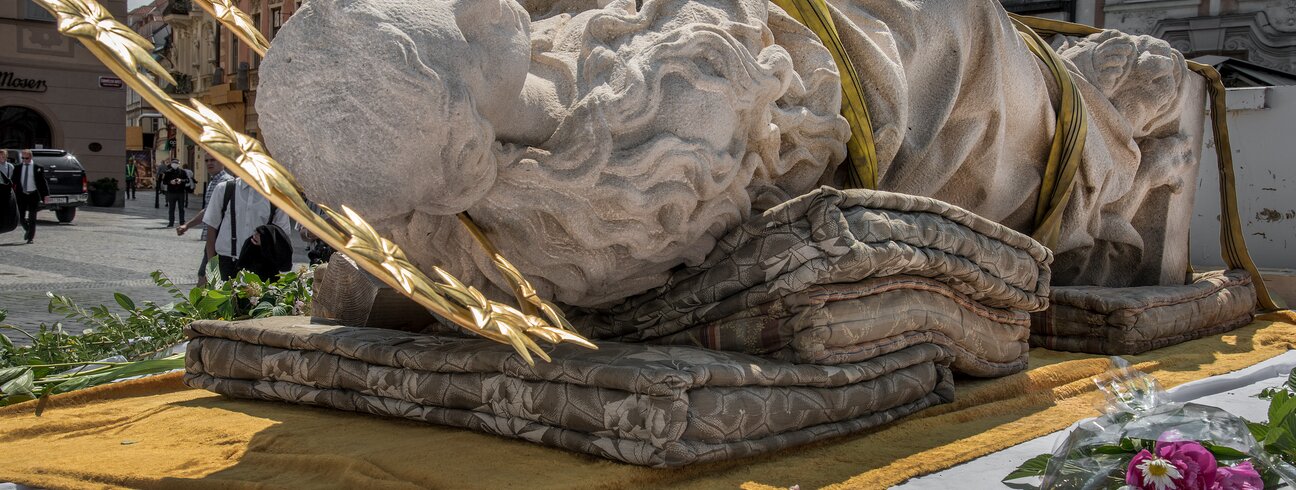 Praha, Staroměstské náměstí, sloup se sochou Panna Marie Immaculaty. Foto Jan Lebeda, 2020 Praha, Staroměstské náměstí, sloup se sochou Panna Marie Immaculaty. Foto Jan Lebeda, 2020