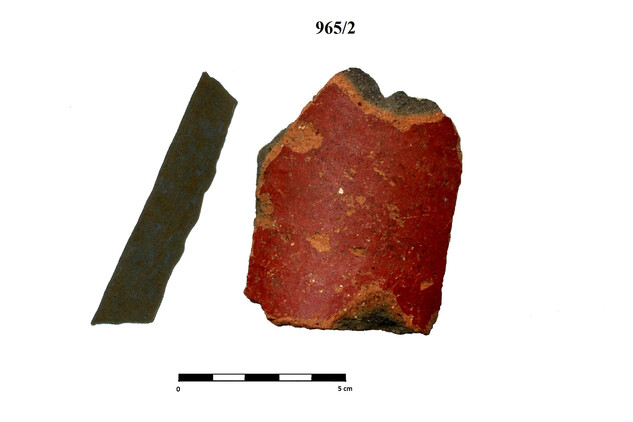 Zlomek silnostěnné tzv. červené keramiky z hradu Velhartice