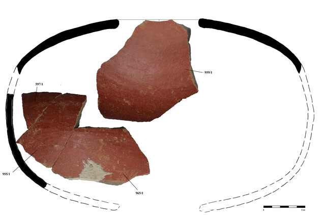 Zlomky silnostěnné tzv. červené keramiky z hradu Velhartice - pokus o rekonstrukci původního tvaru