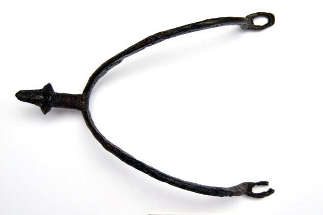 Opevnění u Stráže na Tachovsku, nalezená ostruha, zdroj: Národní památkový ústav