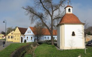 Vesnická památková rezervace Božkov, náves (foto: Národní památkový ústav)