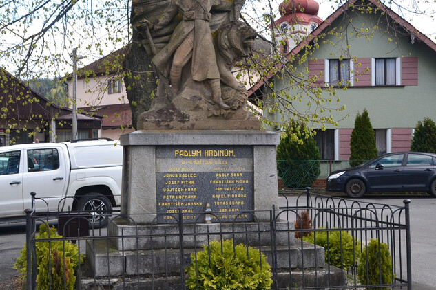 Dolany, okr. Klatovy, pomník padlým I. a II. světové války (foto S. Plešmíd, 2021))