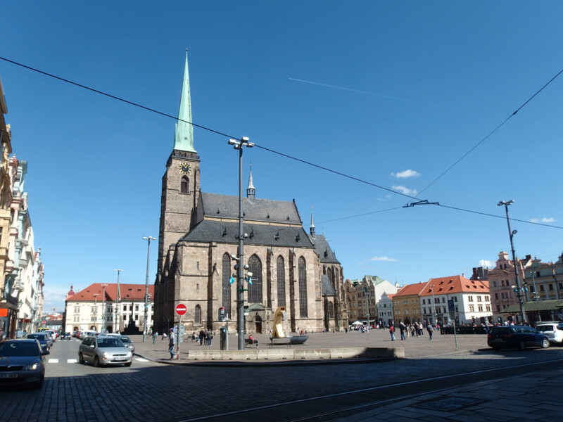 Katedrála sv. Bartoloměje v Plzni a západní část náměstí před úpravou (zdroj: Wikimedia Commons, autor: Palickap, licence CC BY-SA 4.0).