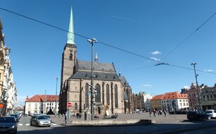 Katedrála sv. Bartoloměje v Plzni a západní část náměstí před úpravou (zdroj: Wikimedia Commons, autor: Palickap, licence CC BY-SA 4.0).