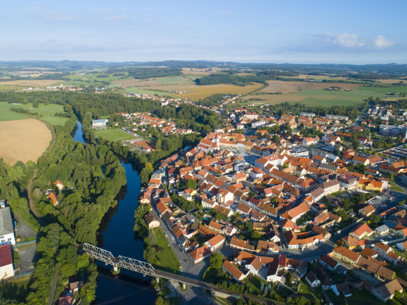 Letecký pohled na historické jádro Horažďovic s řekou Otavou, pohled od jihovýchodu, foto: 2019, zdroj: Městský úřad v Horažďovicích