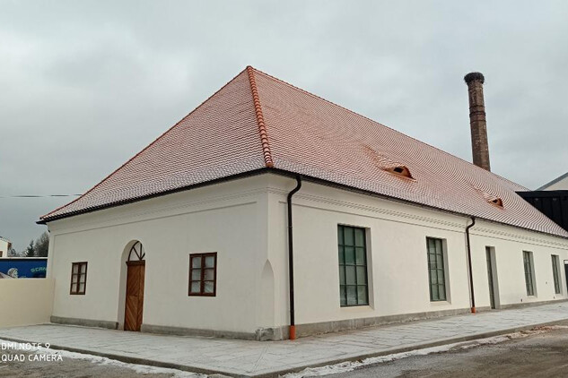 Horažďovice, bývalý zámecký pivovar, pohled od jihozápadu, budova po obnově a osazení nových dveří, foto: 2025, zdroj: Městský úřad Horažďovice