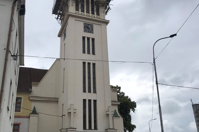 Horažďovice, kostel Nanebevzetí Panny Marie v průběhu obnovy střešní krytiny věže, foto: 2025, zdroj: Městský úřad Horažďovice