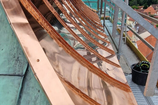 Horažďovice, kostel Nanebevzetí Panny Marie v průběhu obnovy střešní krytiny věže, část s novou střešní krytinou, foto: 2025, zdroj: Městský úřad Horažďovice