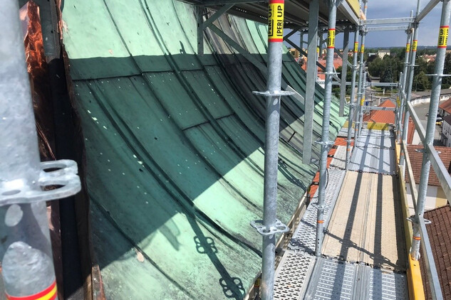 Horažďovice, kostel Nanebevzetí Panny Marie, obnova střešní krytiny věže, stav před obnovou, foto: 2025, zdroj: Městský úřad Horažďovice