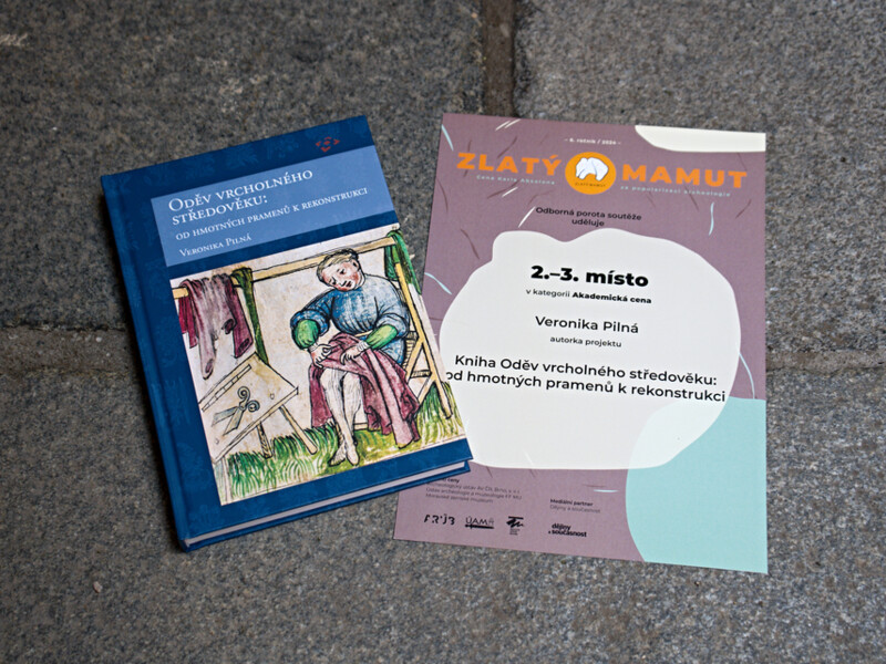 Ocenění knihy Oděv vrcholného středověku: od hmotných pramenů k rekonstrukci. Foto: Národní památkový ústav, 2025