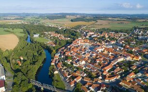 Letecký pohled na historické jádro Horažďovic s řekou Otavou, pohled od jihovýchodu, foto: 2019, zdroj: Městský úřad v Horažďovicích