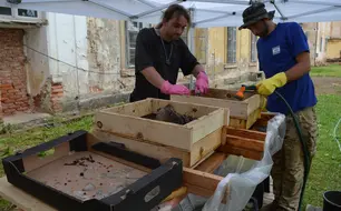  Každý kbelík sedimentu se proplachoval proudem vody přes síta. 