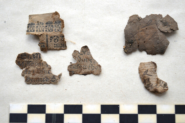 Dochované fragmenty papíru s tištěným i rukopisným textem. 