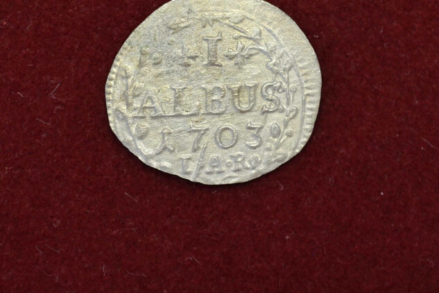 Jedna z mincí po konzervaci (1 albus 1703, stříbro, hesenský landkrabě Ernst Ludwig (1678 – 1739). Foto ZČM.