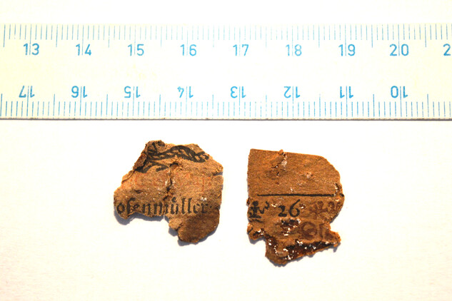 Fragmenty blíže nezjištěného německého kalendáře vydaného v tiskárně Karla Františka Rosenmüllera