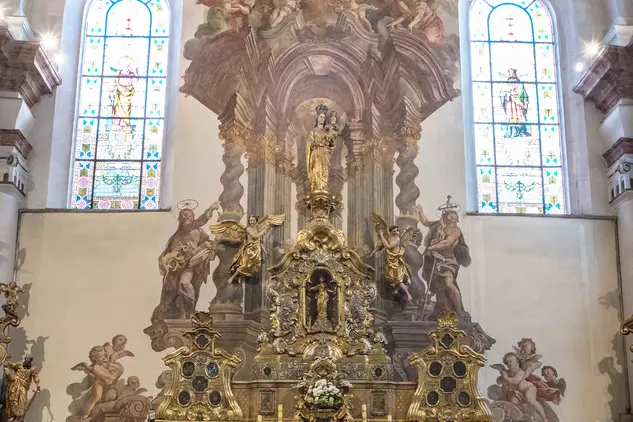 Domažlice, kostel Narození Panny Marie v Domažlicích, hlavní oltář po restaurování.
