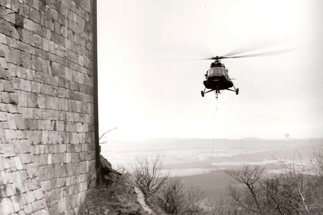 Přimda, hrad, transport kamene. Foto Národní památkový ústav, Jan Gryc, 1969